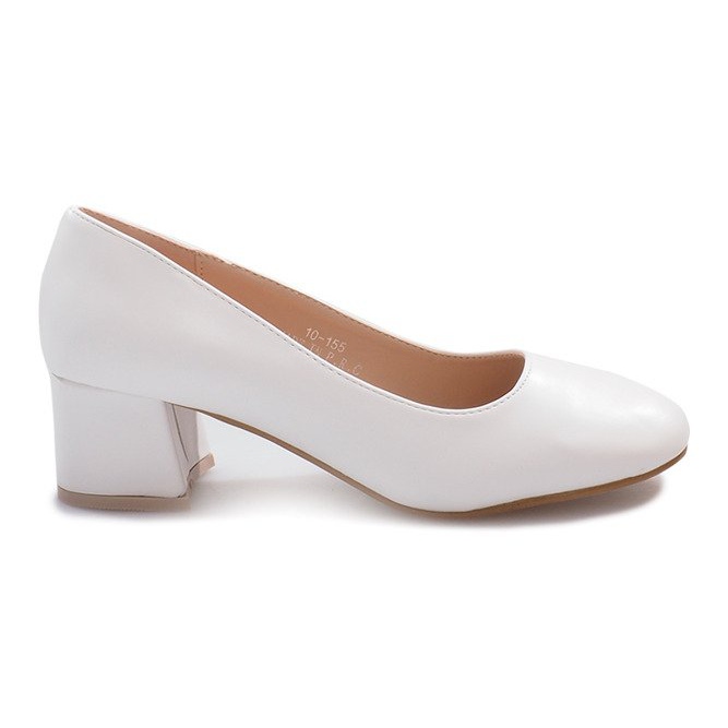 Weiße Pumps am Renda-Pfosten braun