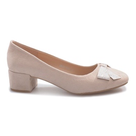 Beige Pumps auf einer Faux-Säule