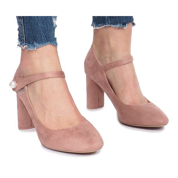 Rosa Pumps auf dem Milaya-Pfosten