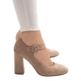 Beige Pumpen an der M083-Säule