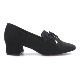 Schwarze Pumps an der Herzsäule