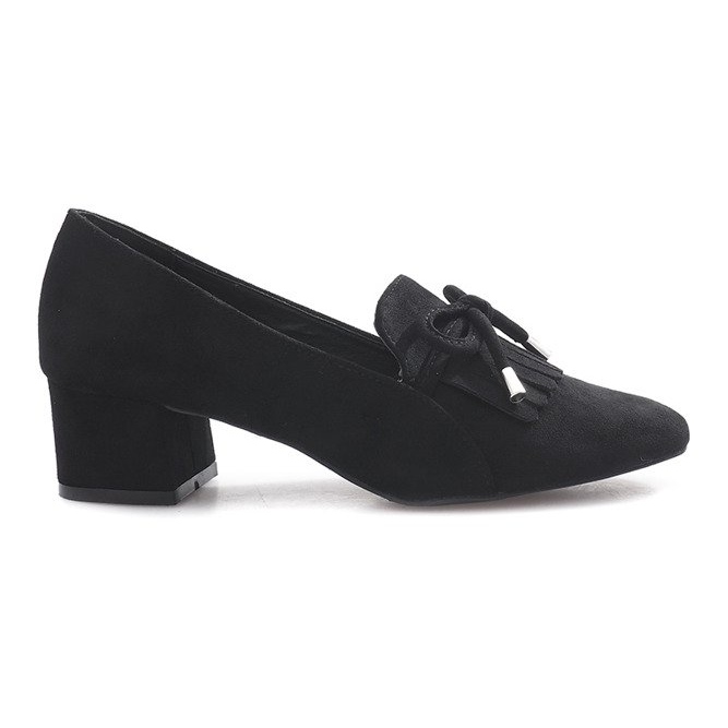 Schwarze Pumps an der Herzsäule