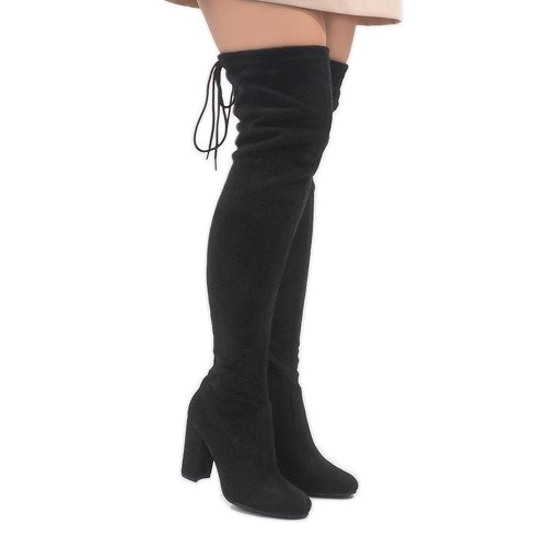 Schwarze Wildlederstiefel am ZH811 Pfosten