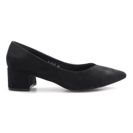 Schwarze Pumps an der Herzsäule