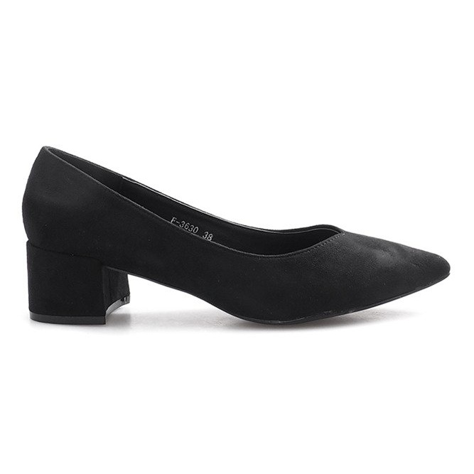 Schwarze Pumps an der Herzsäule