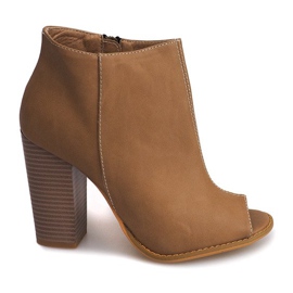Offene Stiefel an einer Bar Sarah Beige