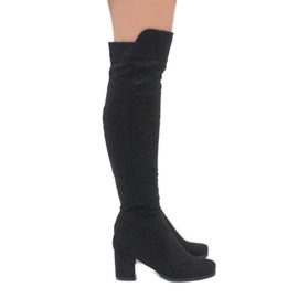 Schwarze Wildlederstiefel am H306-Pfosten