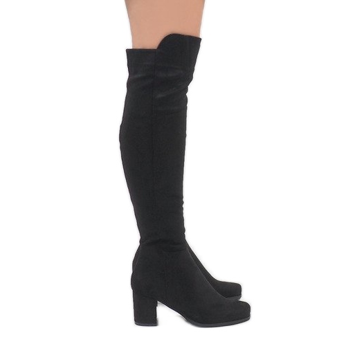 Schwarze Wildlederstiefel am H306-Pfosten