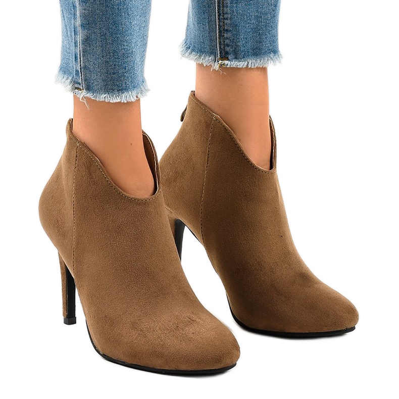 Braunes AF-02 Wildleder auf einem Stilettoabsatz