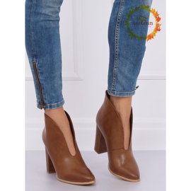 Braune Stiefel mit ausgeschnittenem RB38P Camel