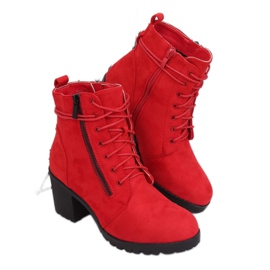 Rote Stiefel auf dem Protektor W358 Red