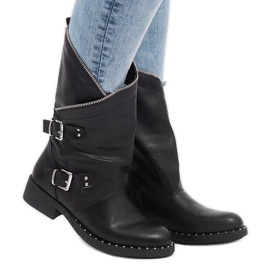 Schwarze Stiefel mit JLA06 Nieten