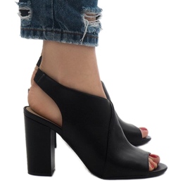 Schwarze Stiefel offen am Pfosten 0280-86