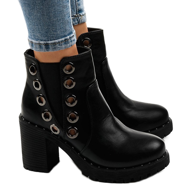 Schwarze Stiefeletten mit D37-5 Nieten