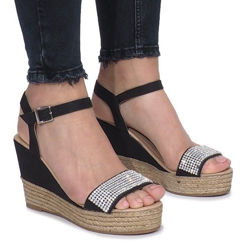 Schwarze Sandalen auf einem zarten Diamond Shine Keilabsatz