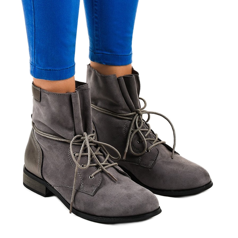 Ankle Boots aus grauem Wildleder mit flachem S83-Absatz