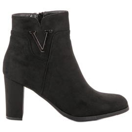 Vinceza Wildleder Booties auf einer Bar schwarz