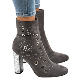 Graue Wildlederstiefel am AE28P-Pfosten