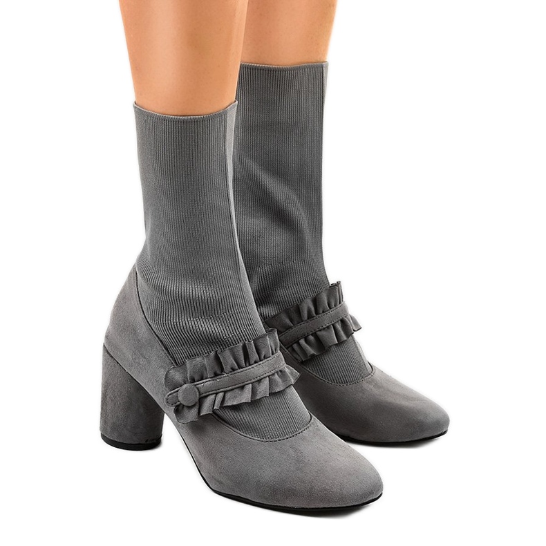 Graue Wildleder-Stiefeletten am LL-102P-Pfosten