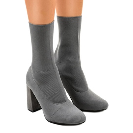 Graue Stiefel am QQ08-Pfosten