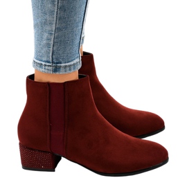 Kastanienbraune Wildlederstiefel auf der Post HQ0018 rot