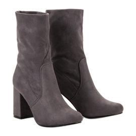 Super Mode Slip-On-Stiefel an einem Pfosten grau