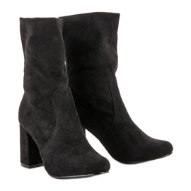 Super Mode Slip-On-Stiefel an einem Pfosten schwarz