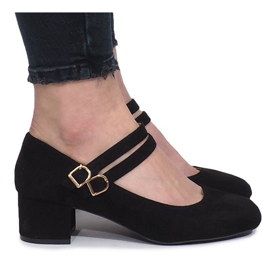 Schwarze Pumps am Tamara-Pfosten