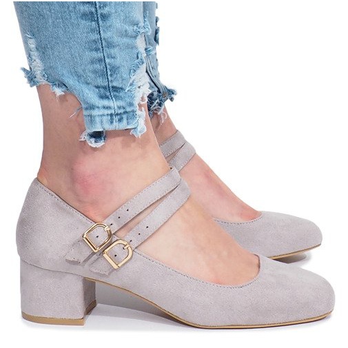 Graue Pumps am Tamara-Pfosten