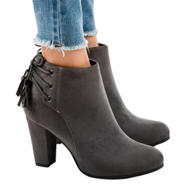 Graue Wildlederstiefel am JA75 Post