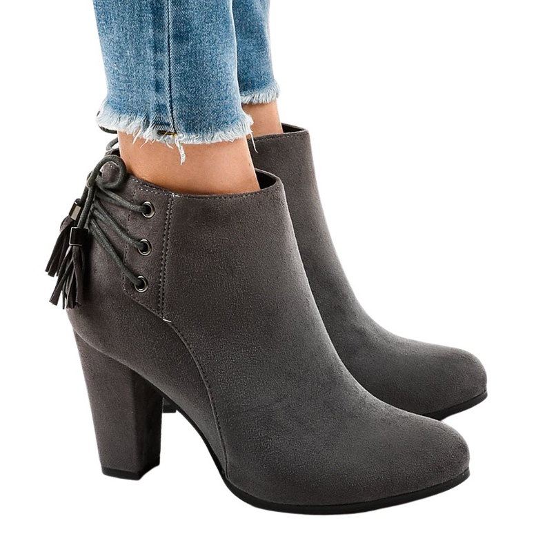 Graue Wildlederstiefel am JA75 Post