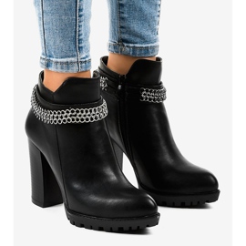 Schwarze Stiefel am Pfosten mit einer Kette 13X992-51A
