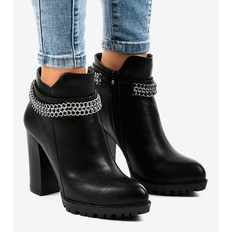 Schwarze Stiefel am Pfosten mit einer Kette 13X992-51A