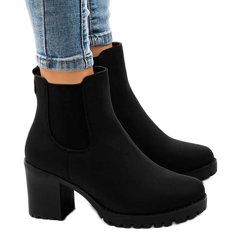 Schwarze isolierte Stiefel am Pfosten B2881-KB