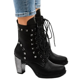 Schwarze Stiefeletten mit F117 Nieten