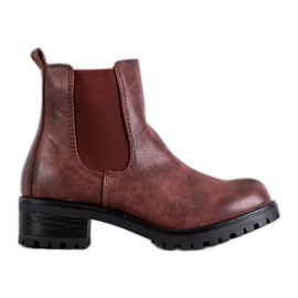 Jennika Stiefel auf der Plattform rot