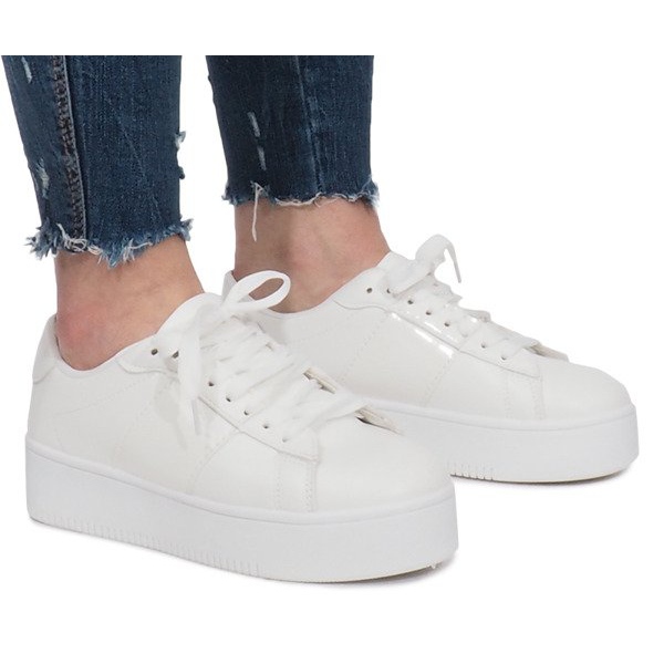 Weiße Sneaker auf der Livet De Lux Plattform