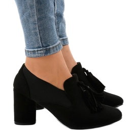 Schwarze Wildlederpumps am LL-97P-Pfosten