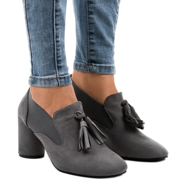 Graue Wildleder-Pumps am LL-97P-Pfosten