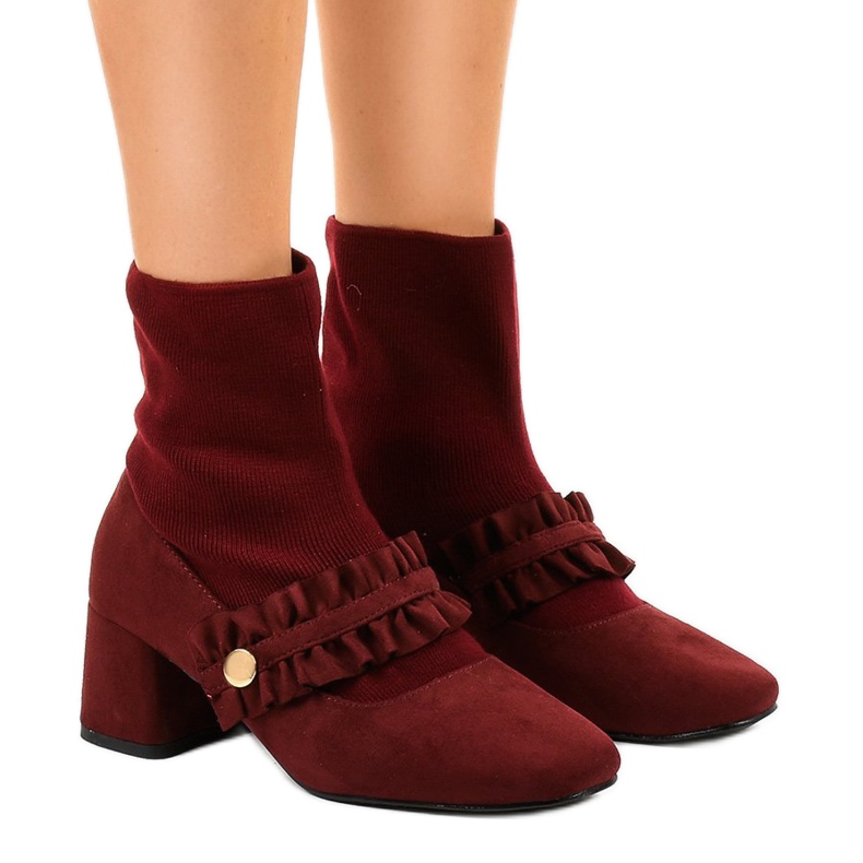 Rote Velourspumpen am JM8118Y Pfosten