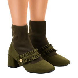 Grüne Velourspumpen am JM8118Y Pfosten