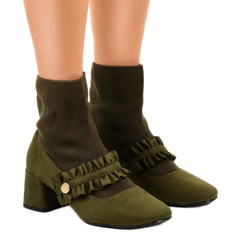 Grüne Velourspumpen am JM8118Y Pfosten