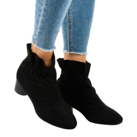 Schwarze Wildleder-Stiefeletten am JM5512M-Pfosten