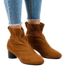 Braune Wildlederstiefel am JM5512M-Pfosten