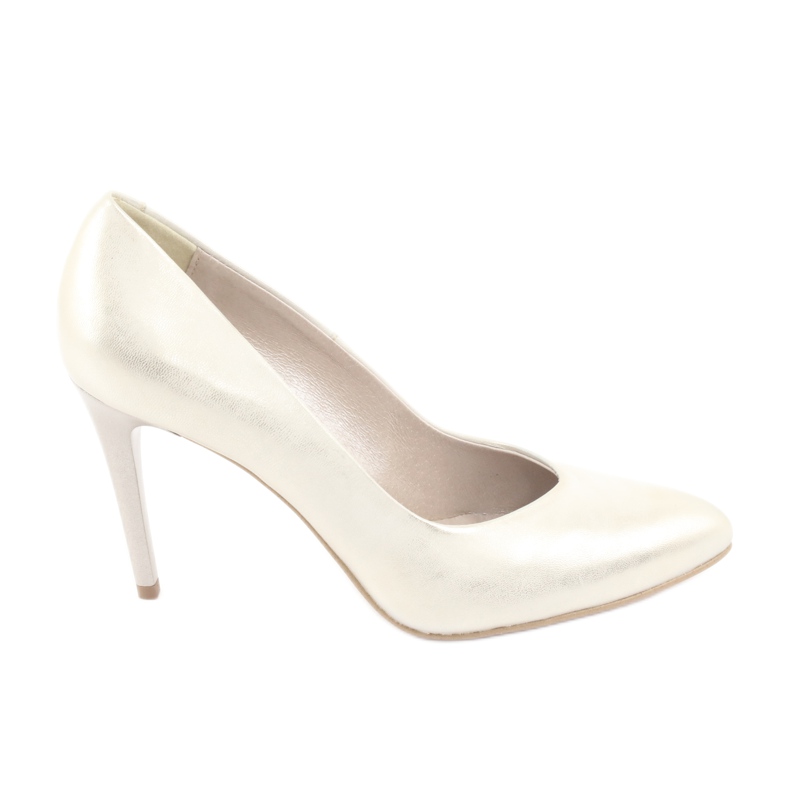 Damenlederpumpen Golden Espinto 889 an einer Stecknadel