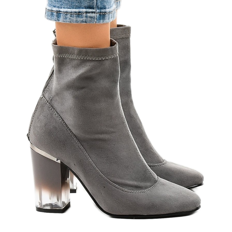 Graue Wildlederstiefel am H8-93 Pfosten