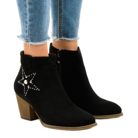 Schwarze Wildlederstiefel auf dem Stern L88-163 post