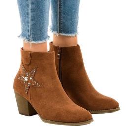 Braune Wildlederstiefel auf dem Stern L88-163 post