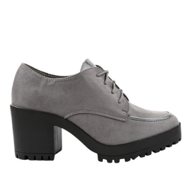 Graue Stiefel auf dem Pfosten massiven HQ651