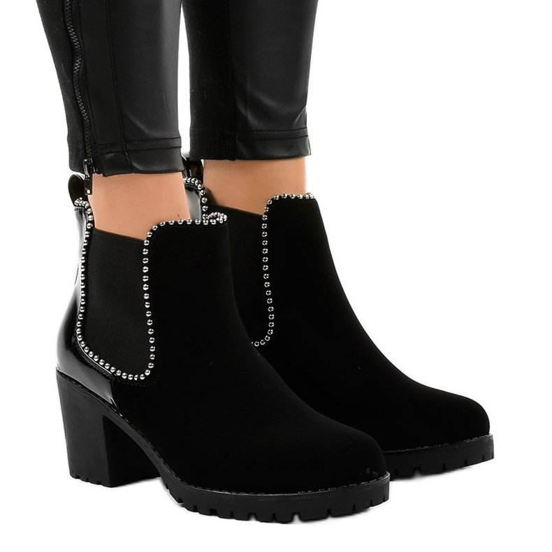 Schwarze Stiefel am Pfosten mit einem Gummizug W357